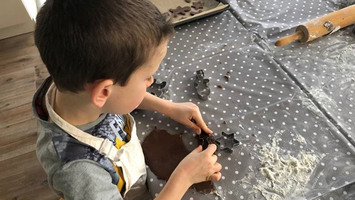 Maus-Hörer Nils in seiner eigenen Weihnachtsbäckerei