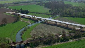 Eine Brücke über einen Fluss