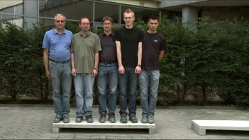 5 Männer stehen auf einer von der Maus selbst gebauten Stahlbeton-Platte und testen diese auf ihre Stabilität.