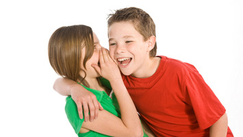 Junge und Mädchen lachen zusammen