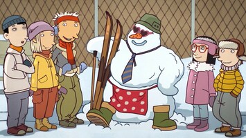Rico, Oskar und Lawottny neben einem Schneemann mit Skiern
