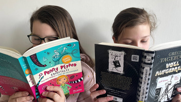 Clara und Luisa beim Lesen