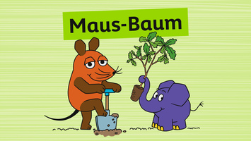 Die Maus steht mit einer Schaufel an einem frisch gepflanzten Baum