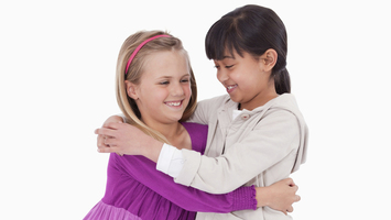 Zwei Mädchen umarmen sich