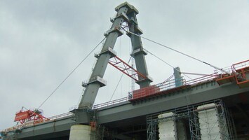 Leverkusener Autobahnbrücke mit Baukränen und Bauelementen