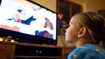 Mädchen schaut im Fernseher einen Comicfilm