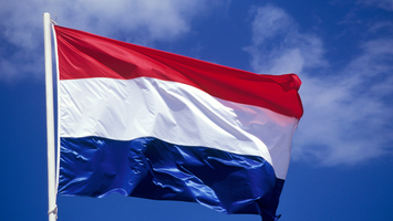 Flagge der Niederlande weht im Wind