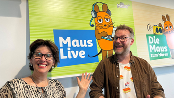 MausLive-Moderator Christian mit Niederländisch-Lehrerin Caroline im MausLive-Studio
