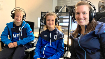 Die Nachwuchs-Fußballerinnen Tjorven, Mara und Trainerin Jana vom TUS Quelle zu Besuch im WDR Radiostudio