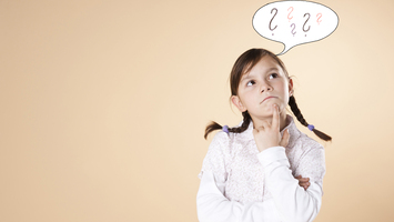 Fotomontage: Mädchen denkt nach, über ihrem Kopf ist eine Denkblase mit fünf Fragezeichen