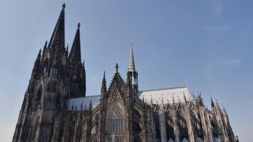 Ein Blick von unten nach oben seitlich des Kölner Doms