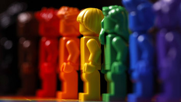 Legofiguren in Regenbogenfarben