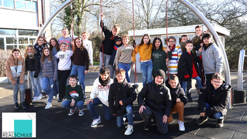 Gruppenfoto der Radiomacher aus der Karl Kisters Realschule in Kleve auf ihrem Schulhof