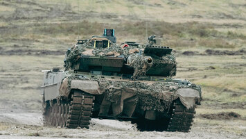 Kampfpanzer Leopard 2 beim Panzerbataillon 203 in Augustdorf auf einem Übungsfeld. 