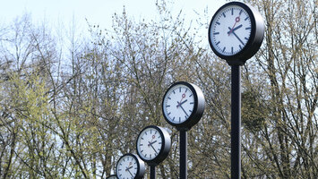 Uhren stehen in einem Park.