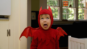 Ein Kind als Teufel verkleidet.