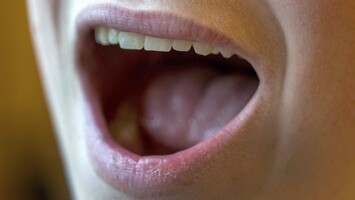 Mund eines Jungen beim SIngen