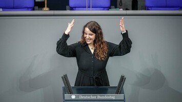 Heike Heubach - die erste gehörlose Abgeordnete im Bundestag