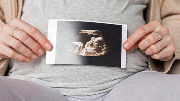 Nahaufnahme einer schwangeren Frau mit Ultraschallbild
