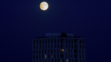 Mond am Himmel, stockdunkel