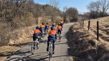 Kinder des Radsportvereins RC Schmitter fahren auf ihren Rennrädern bei sonnigem Wetter