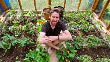 Biologe und Science Slammer Dr. David Spencer in seinem Gewächshaus