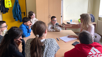 Kinder der Viktor Frankl Schule in Aachen machen Radioaufnahmen mit Mausreporterin Christina Pannhausen
