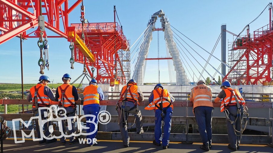 Bauarbeiter vor Brückenbaustelle