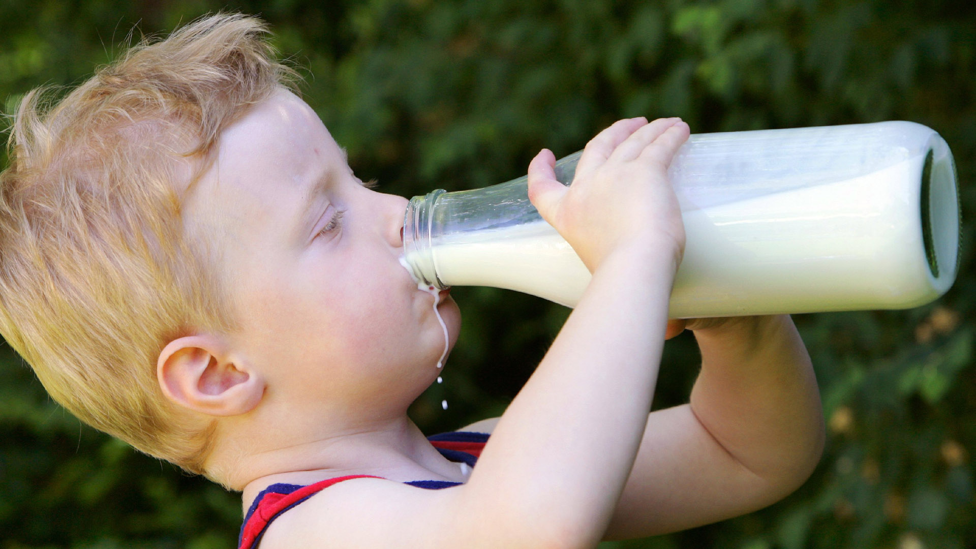 Milch trinkender Junge