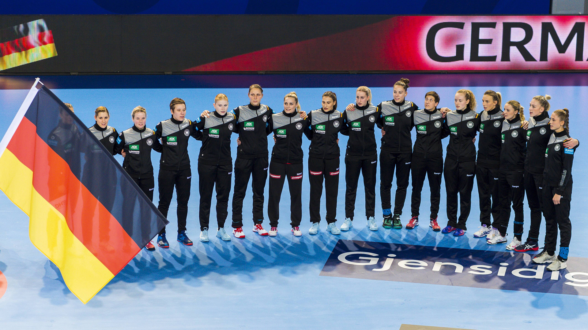 Frauen Handball Nationalmannschaft beim Singen der Nationalhymne