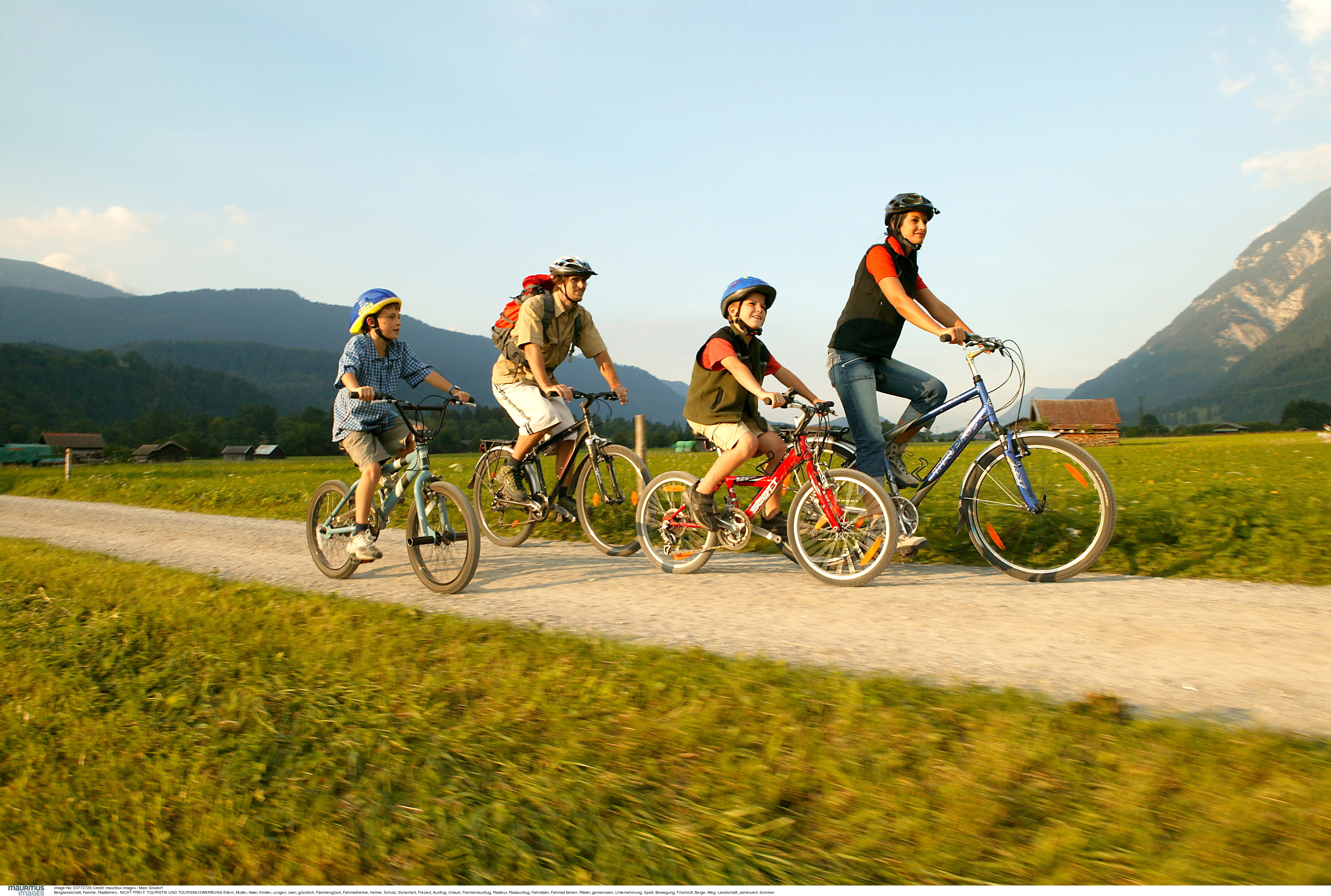 Kinder und Erwachsene auf dem Fahrrad