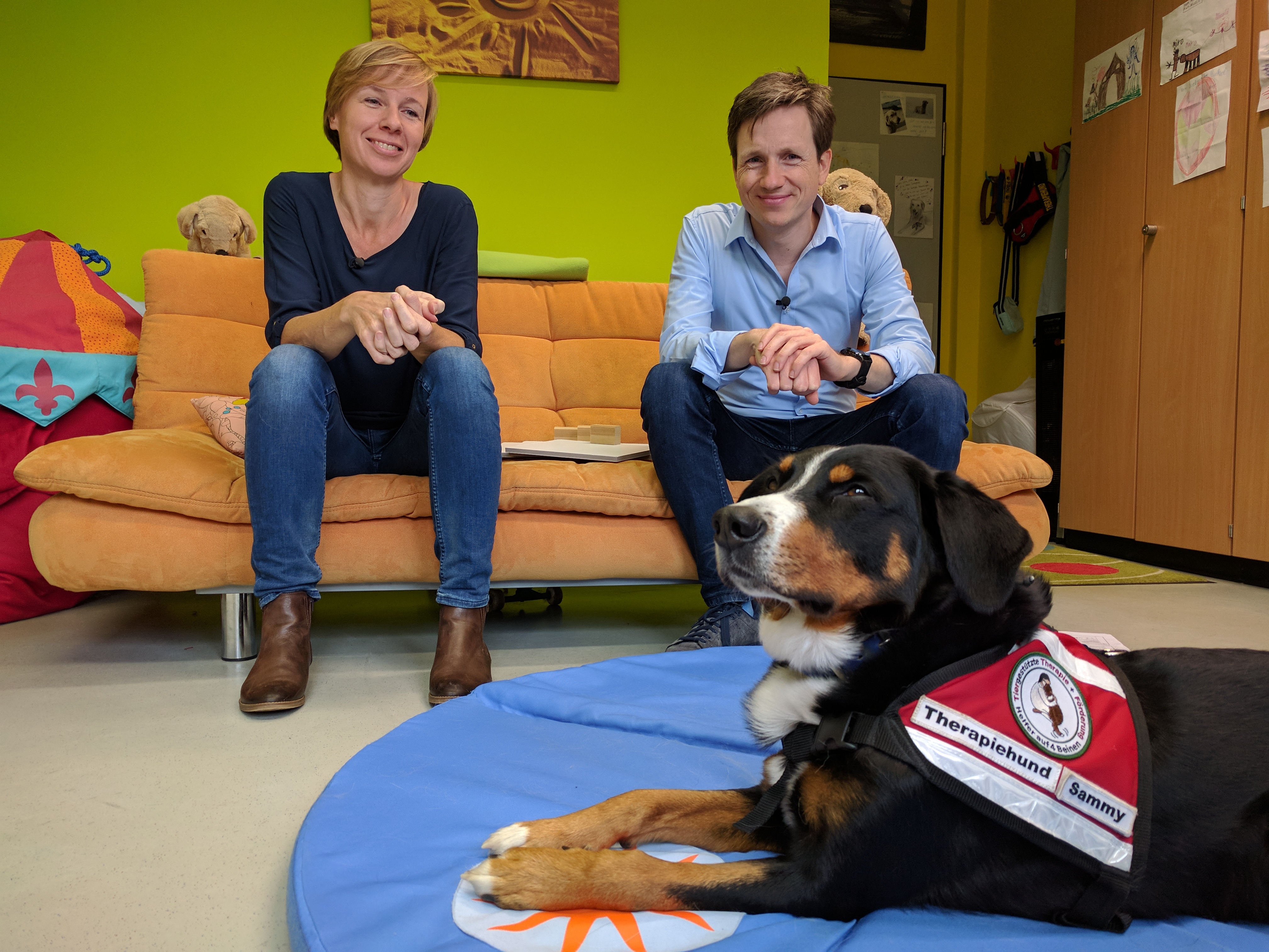 Johannes mit Aerztin und Therapiehund