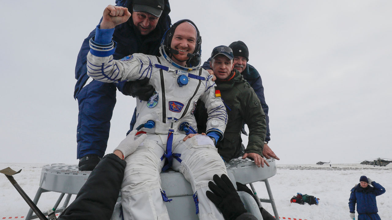 Alexander Gerst nach seiner Landung mit der Sojus