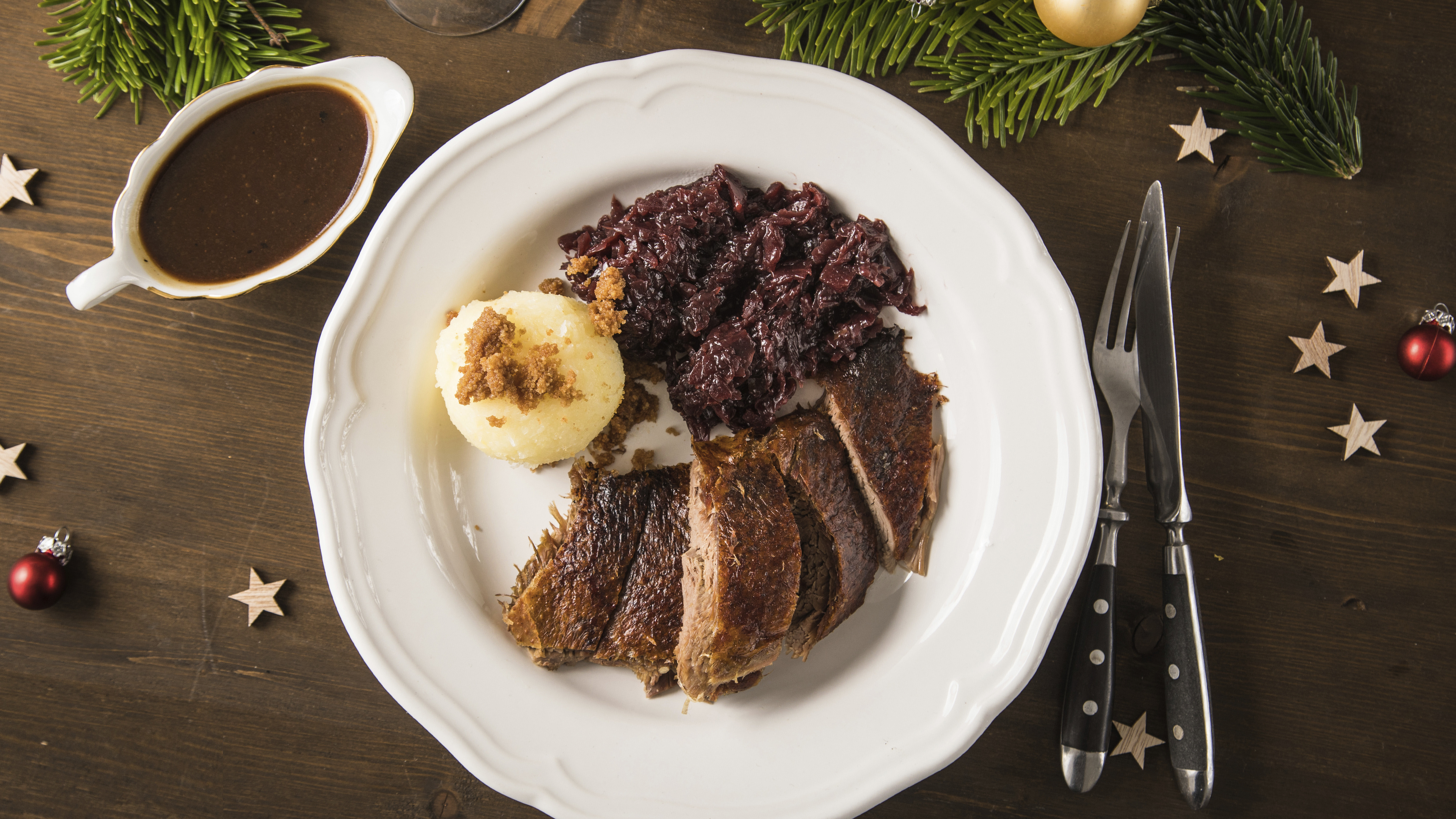 Weihnachtsgans mit Knödeln und Rotkohl