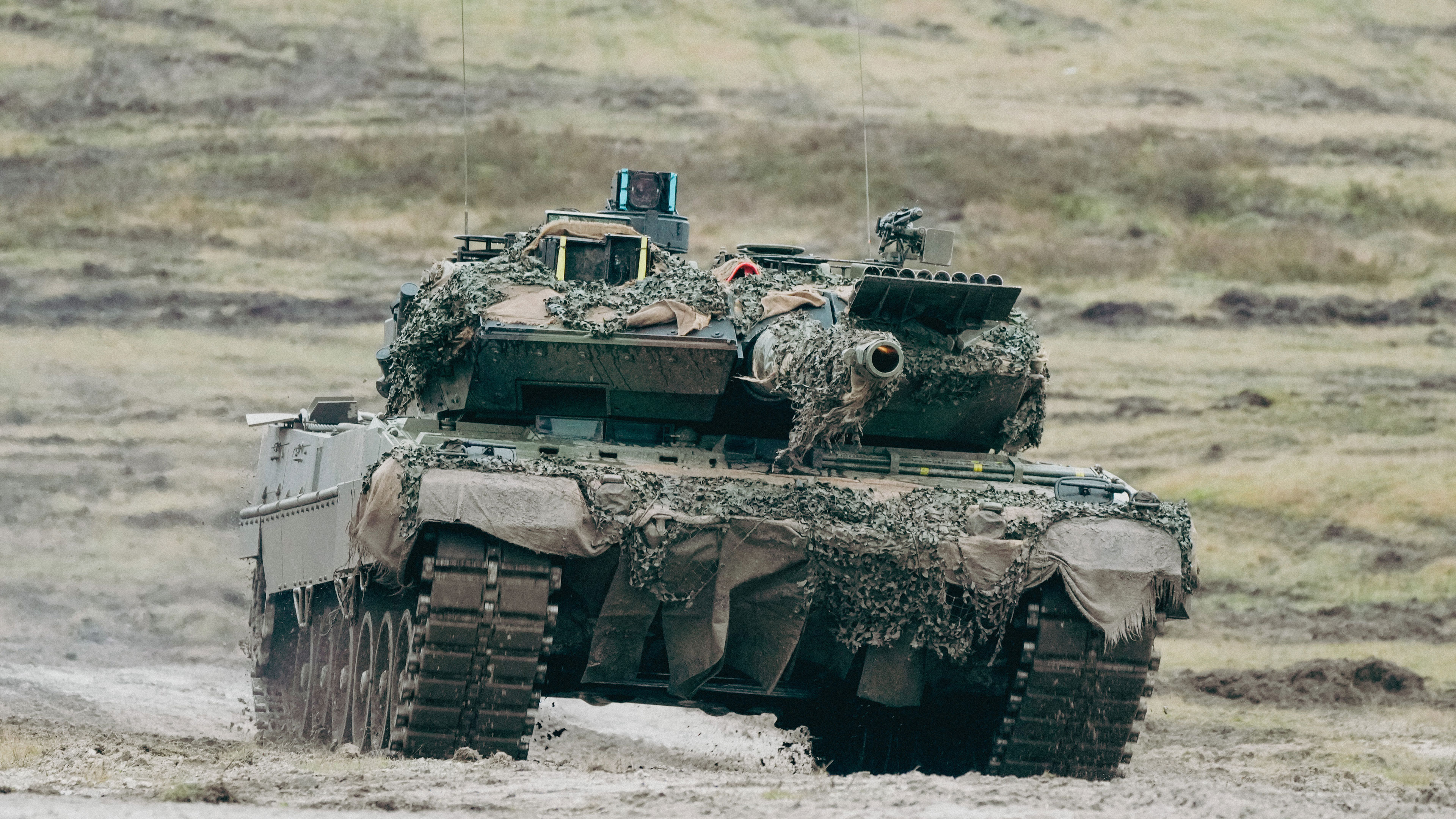 Kampfpanzer Leopard 2 beim Panzerbataillon 203 in Augustdorf auf einem Übungsfeld. 