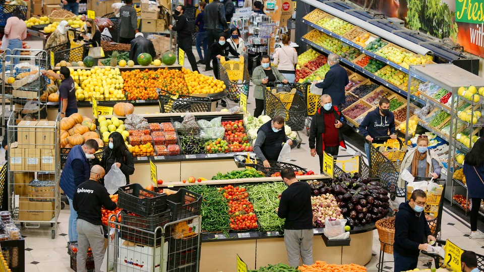 Obstregale im Supermarkt