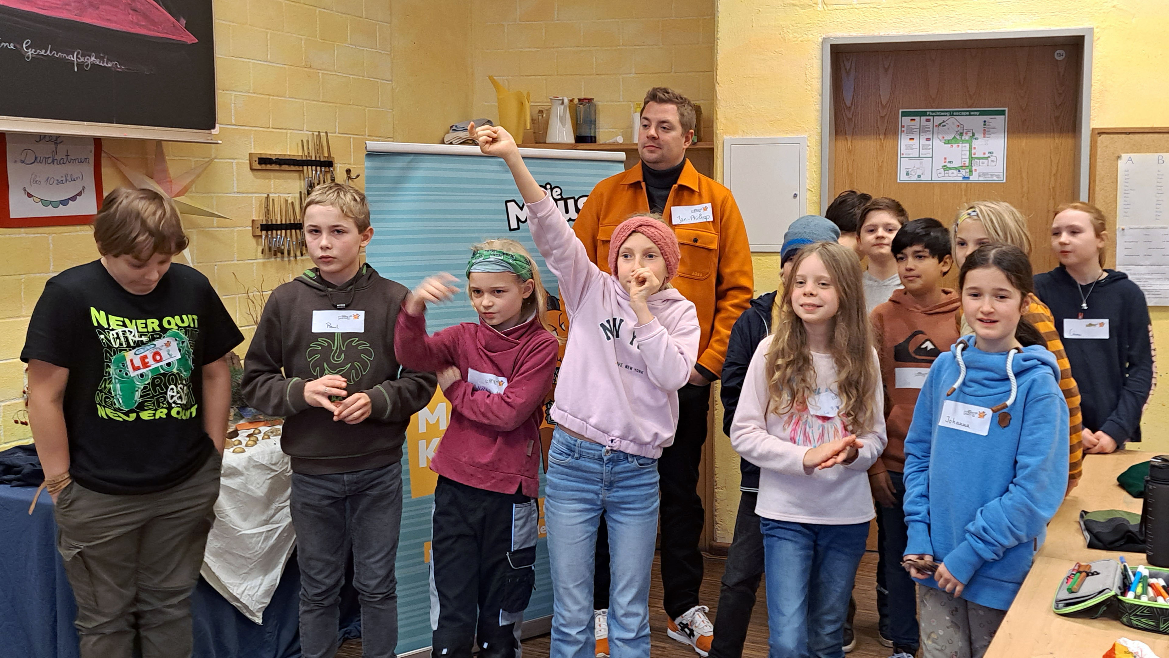 Jan-Philipp mit Kindern im Klassenzimmer