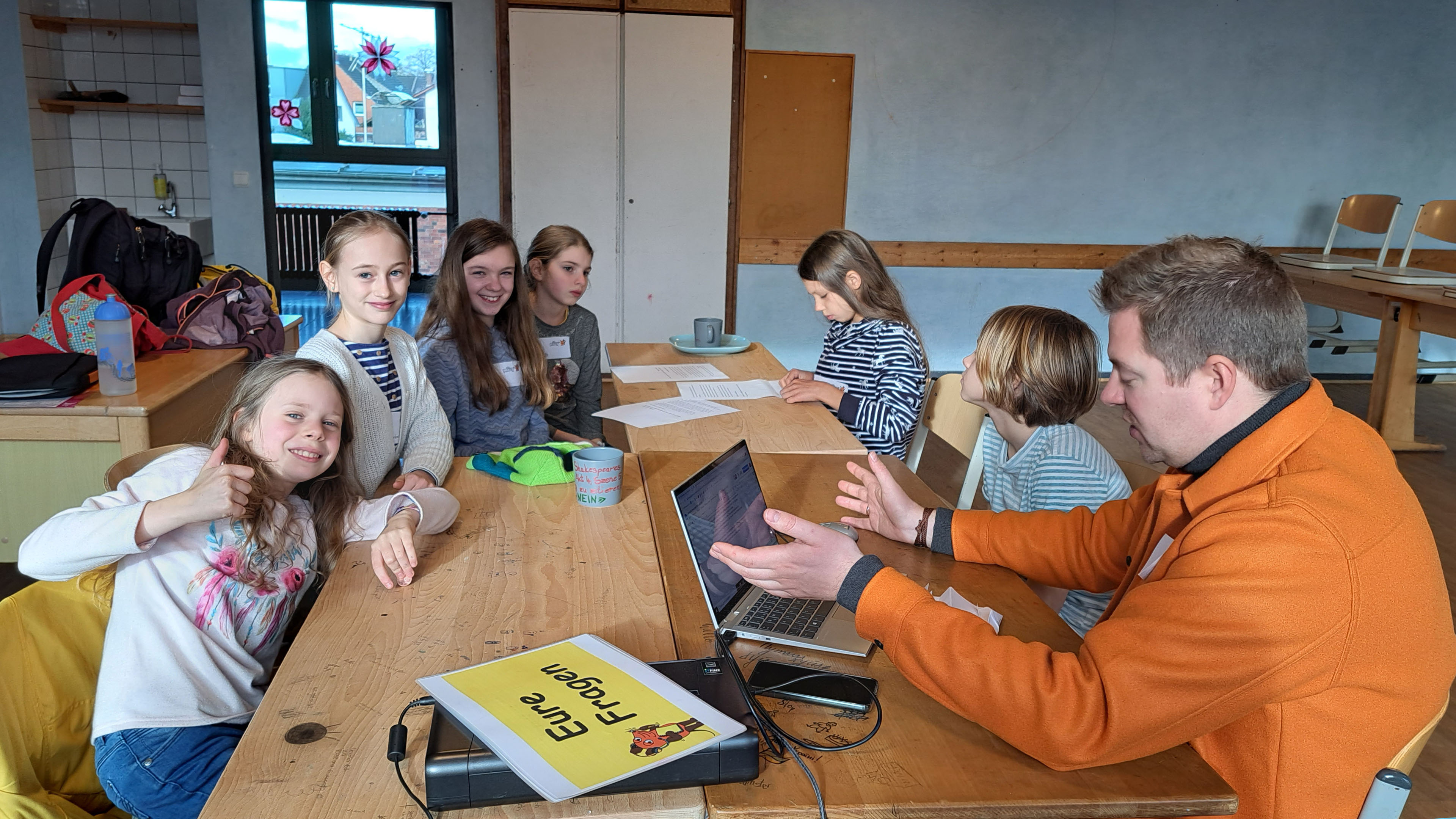 Kinder arbeiten an einem Gruppentisch in ihrem Klassenzimmer