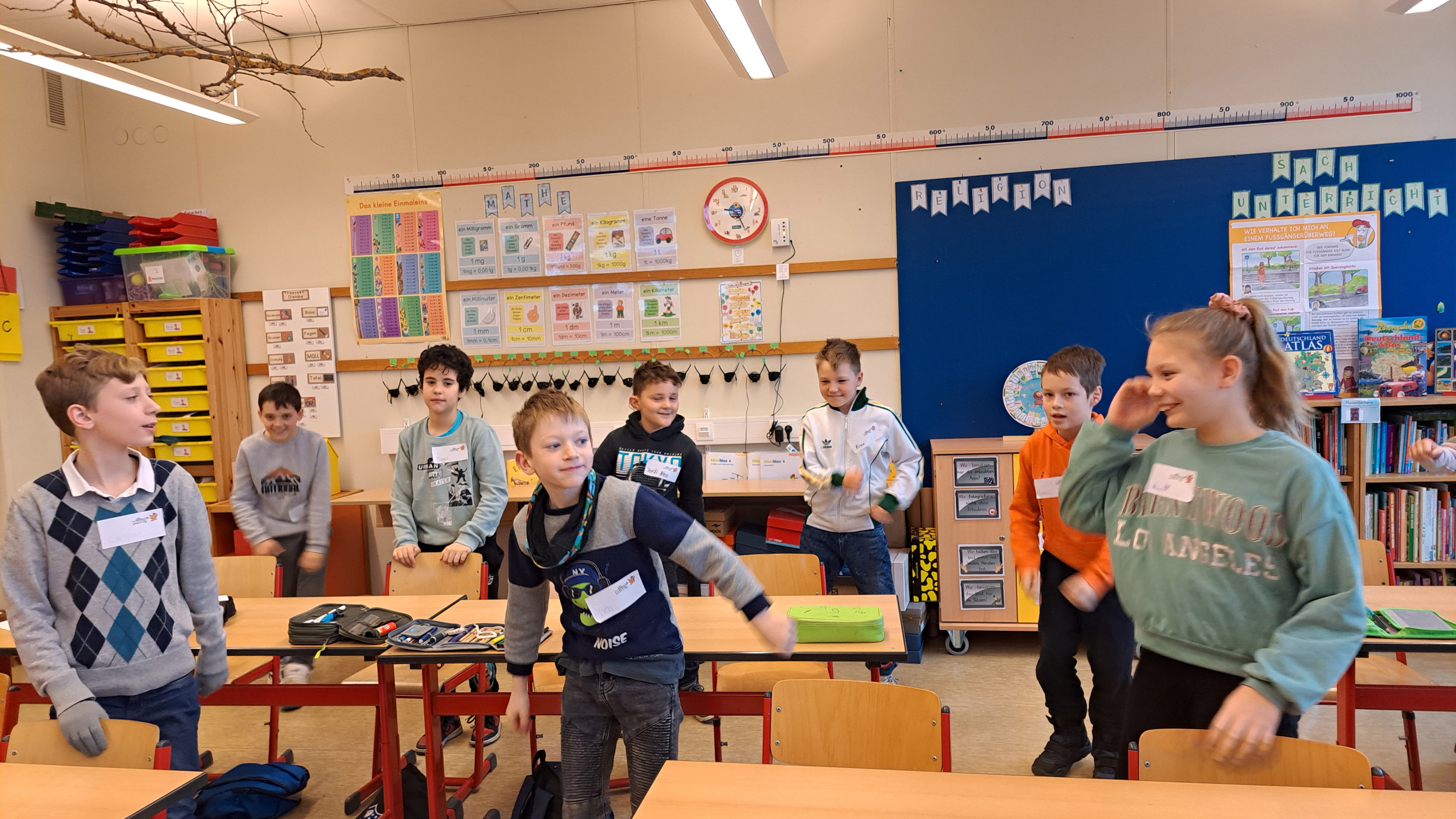 Kinder MausKlasse der Violenbachschule tanzen im Klassenraum