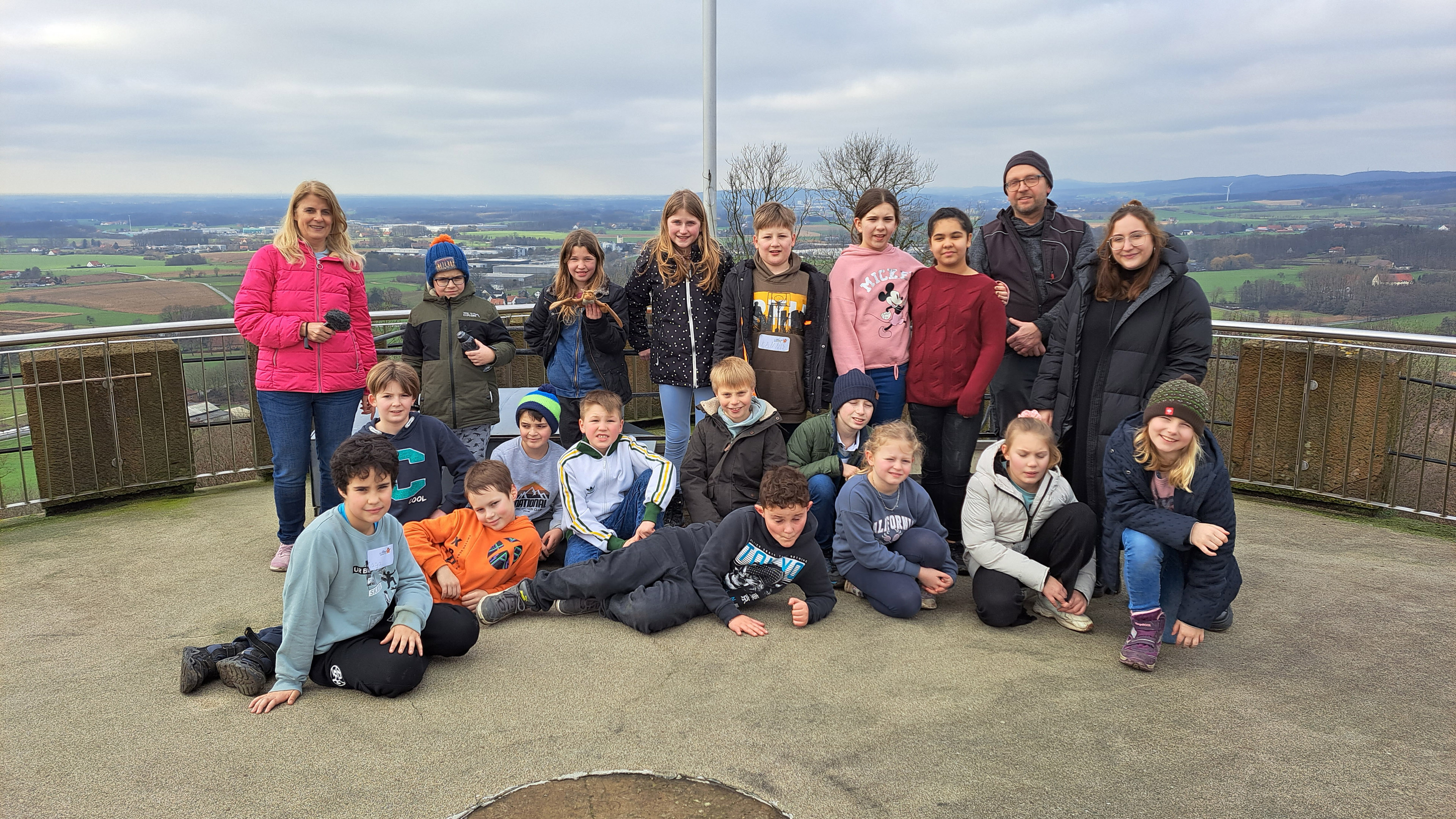 Gruppenfoto der MausKlasse auf dem Burgturm von Burg Ravensberg