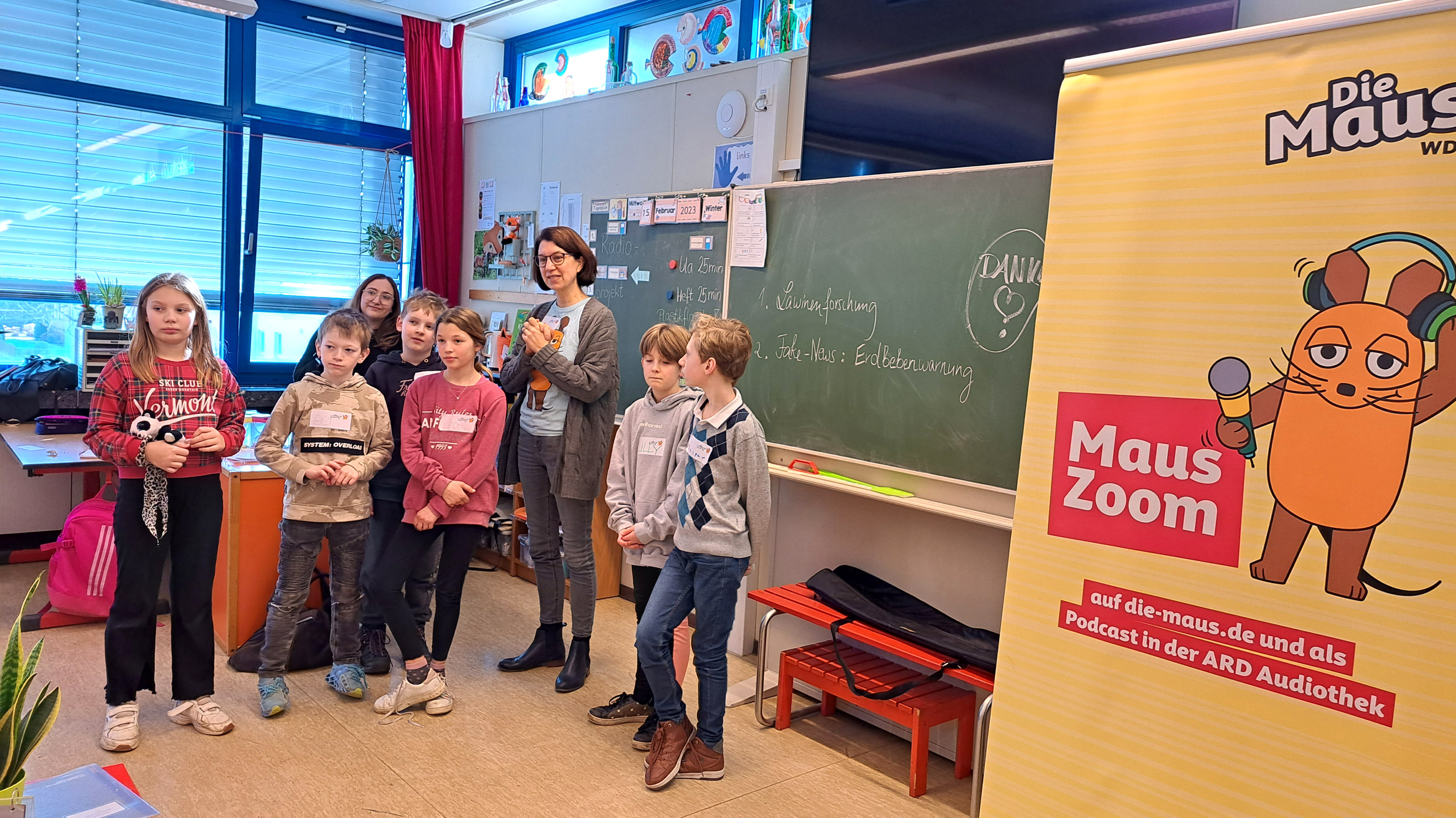 Kinder der Violenbachschule in der Nachrichtenwerkstatt für den MausZoom