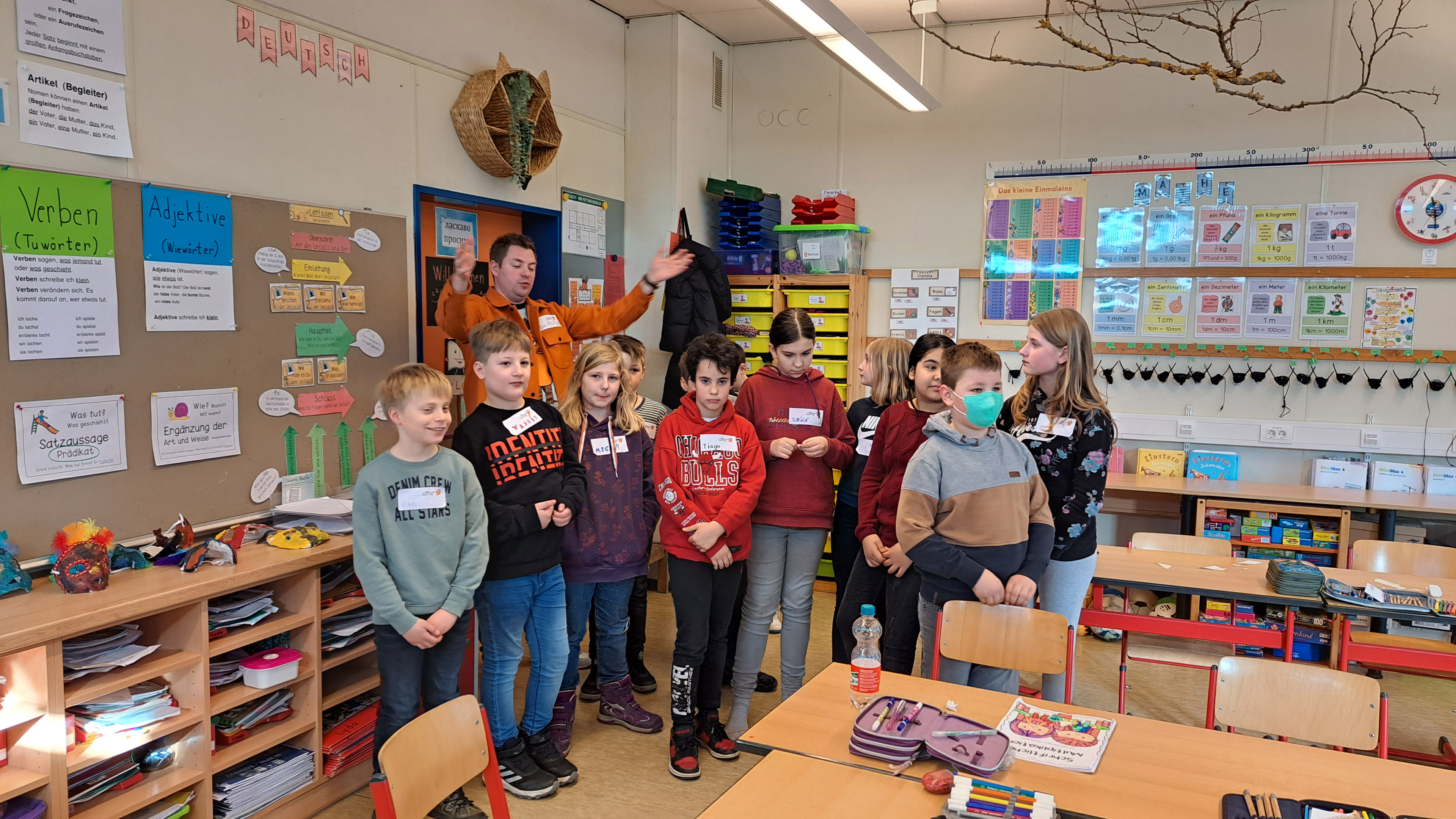 Kinder der Violenbachschule in der Nachrichtenwerkstatt für den MausZoom