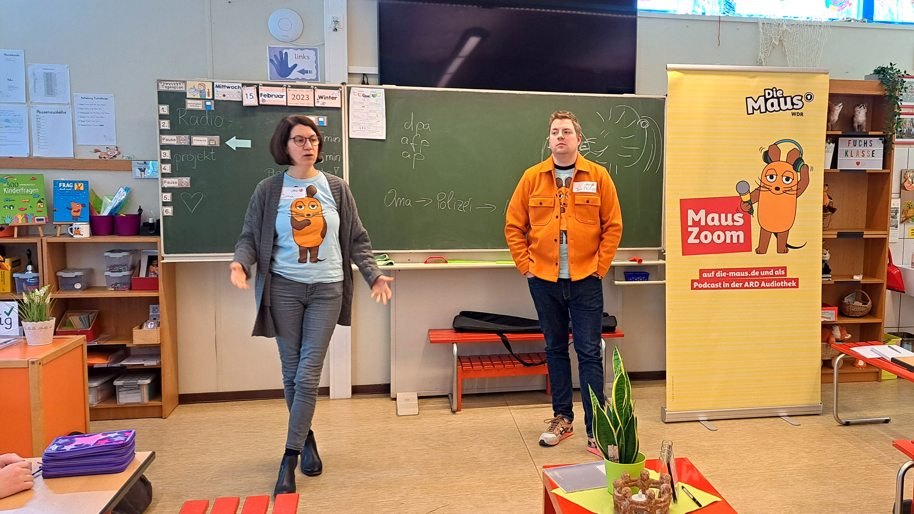 Jana und Jan-Philipp vom MausZoom-Team in der Nachrichtenwerkstatt in der Violenbachschule