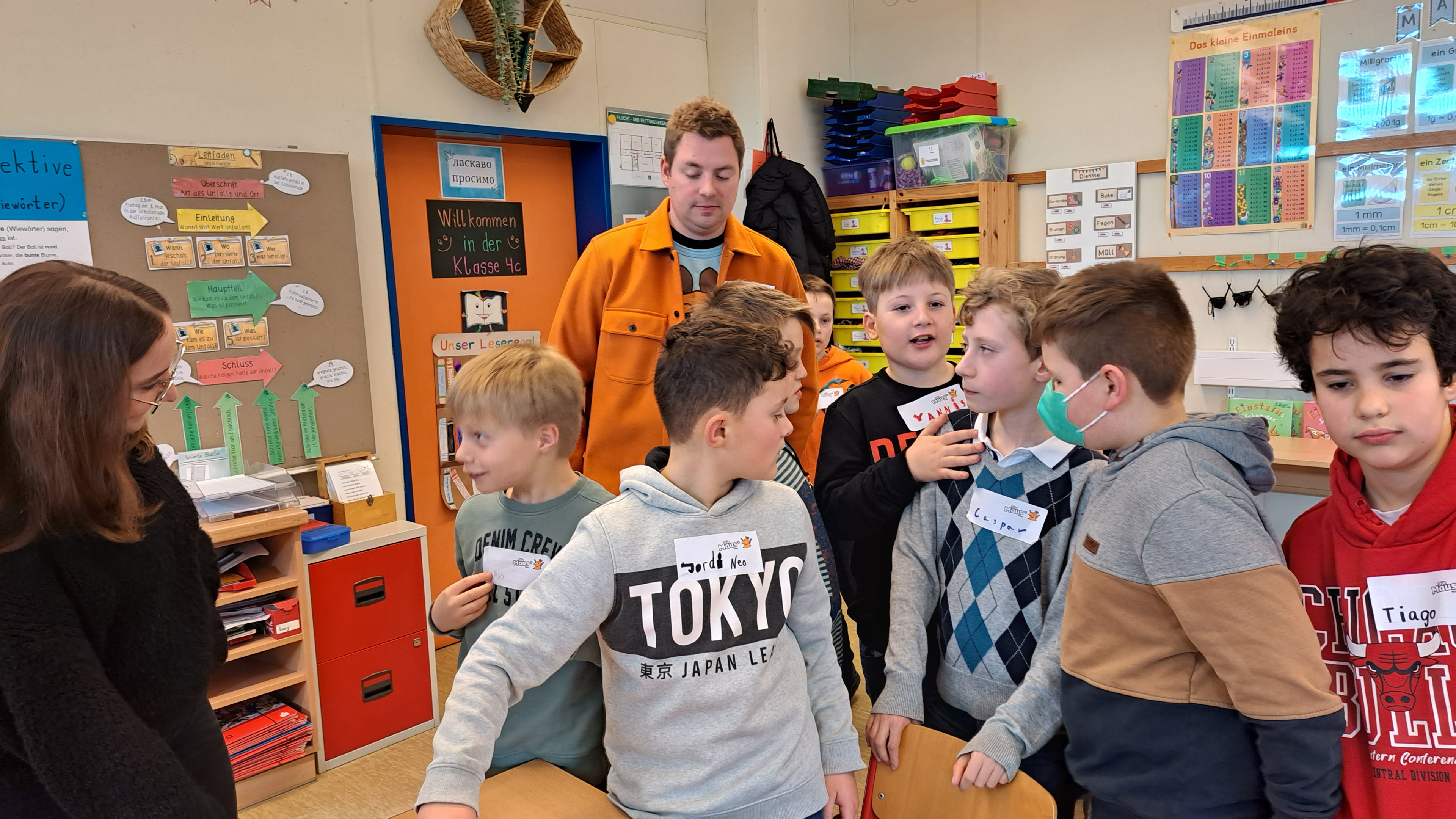 Kinder der Violenbachschule in der Nachrichtenwerkstatt für den MausZoom