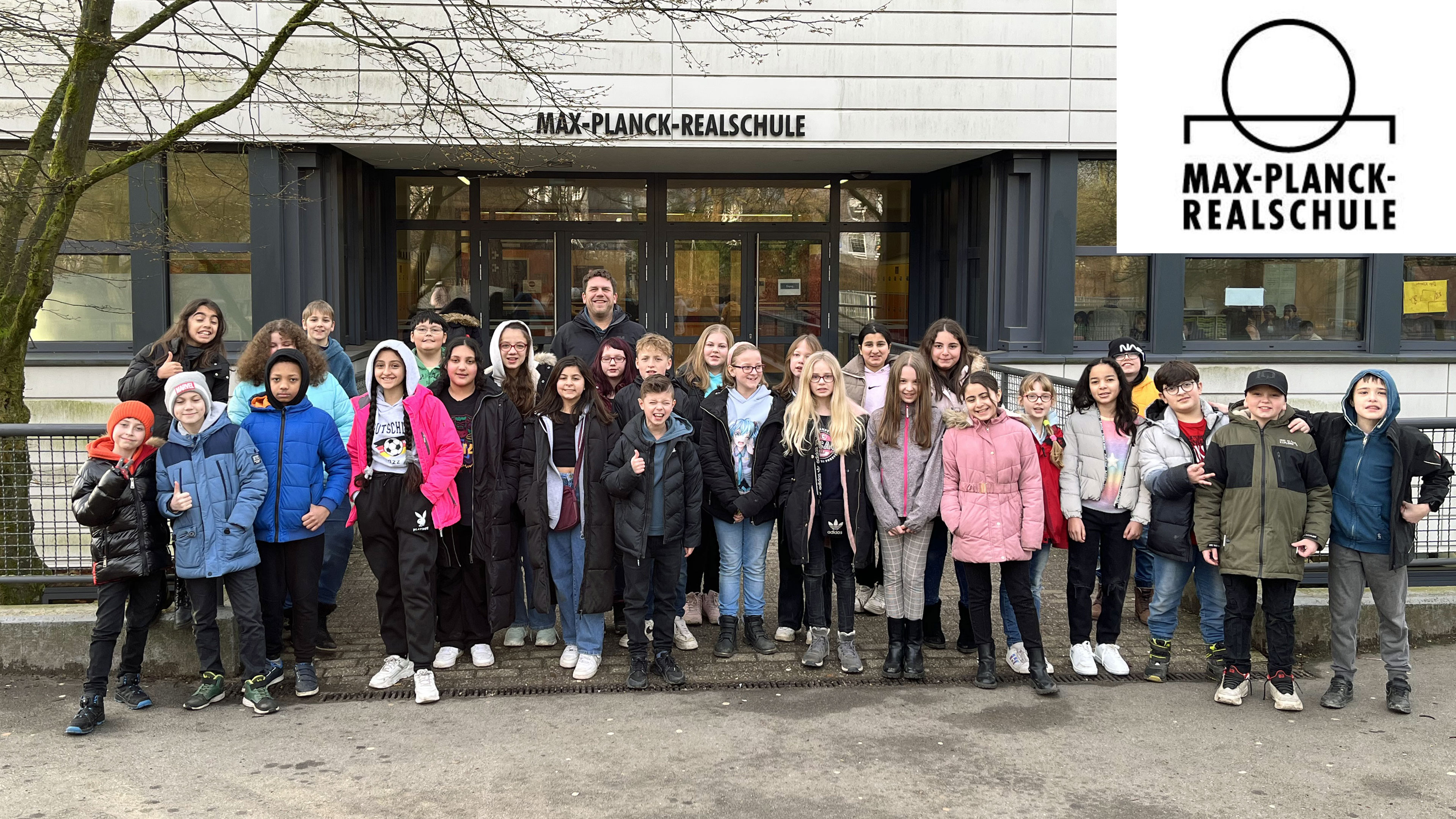 Bildrechte: WDR / Max-Planck-Realschule Eine Schulklasse steht vor einem Schulgebäude