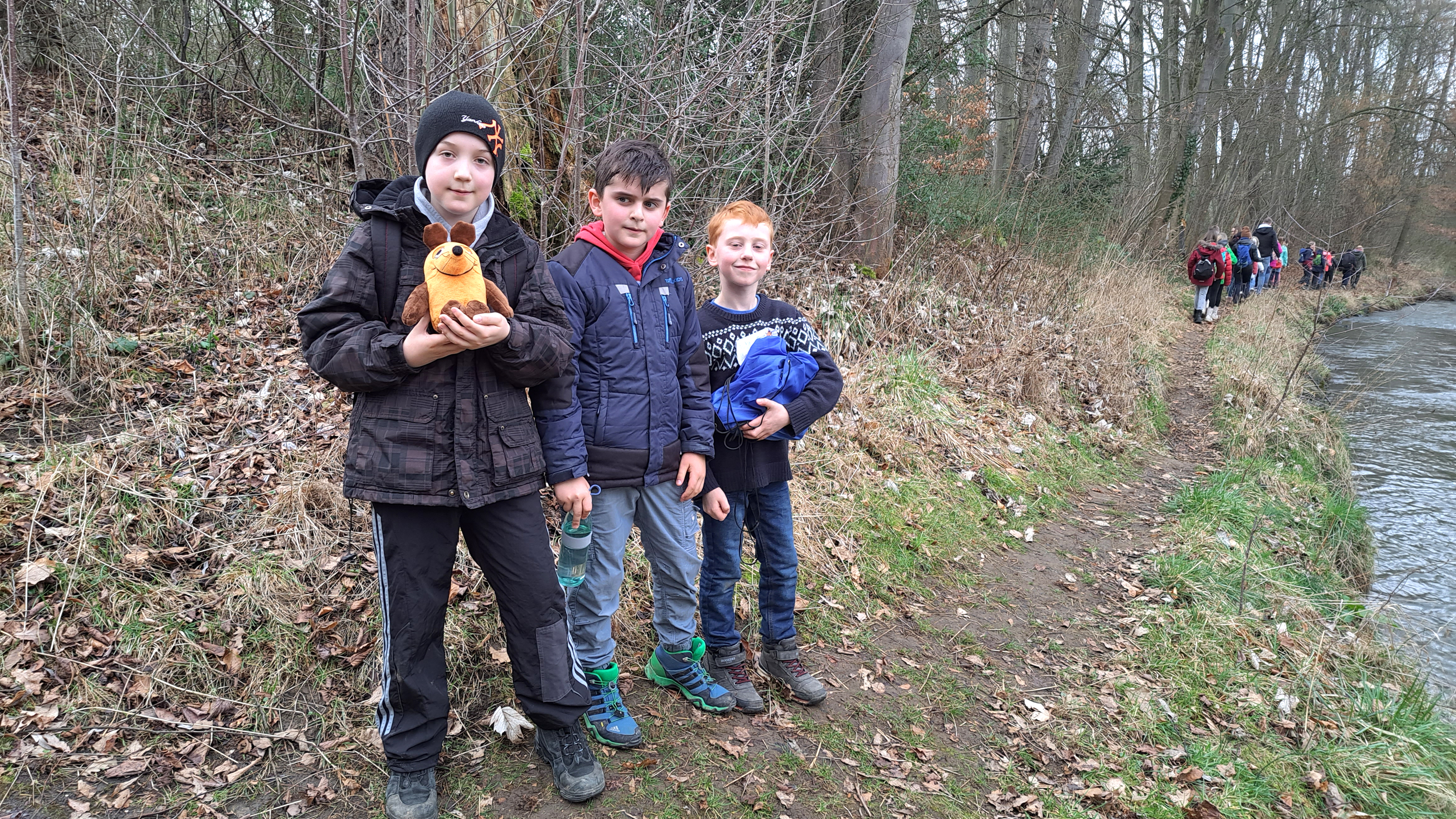 MausKlasse-Kinder auf dem Weg zum Fußballplatz - die Maus ist immer dabei