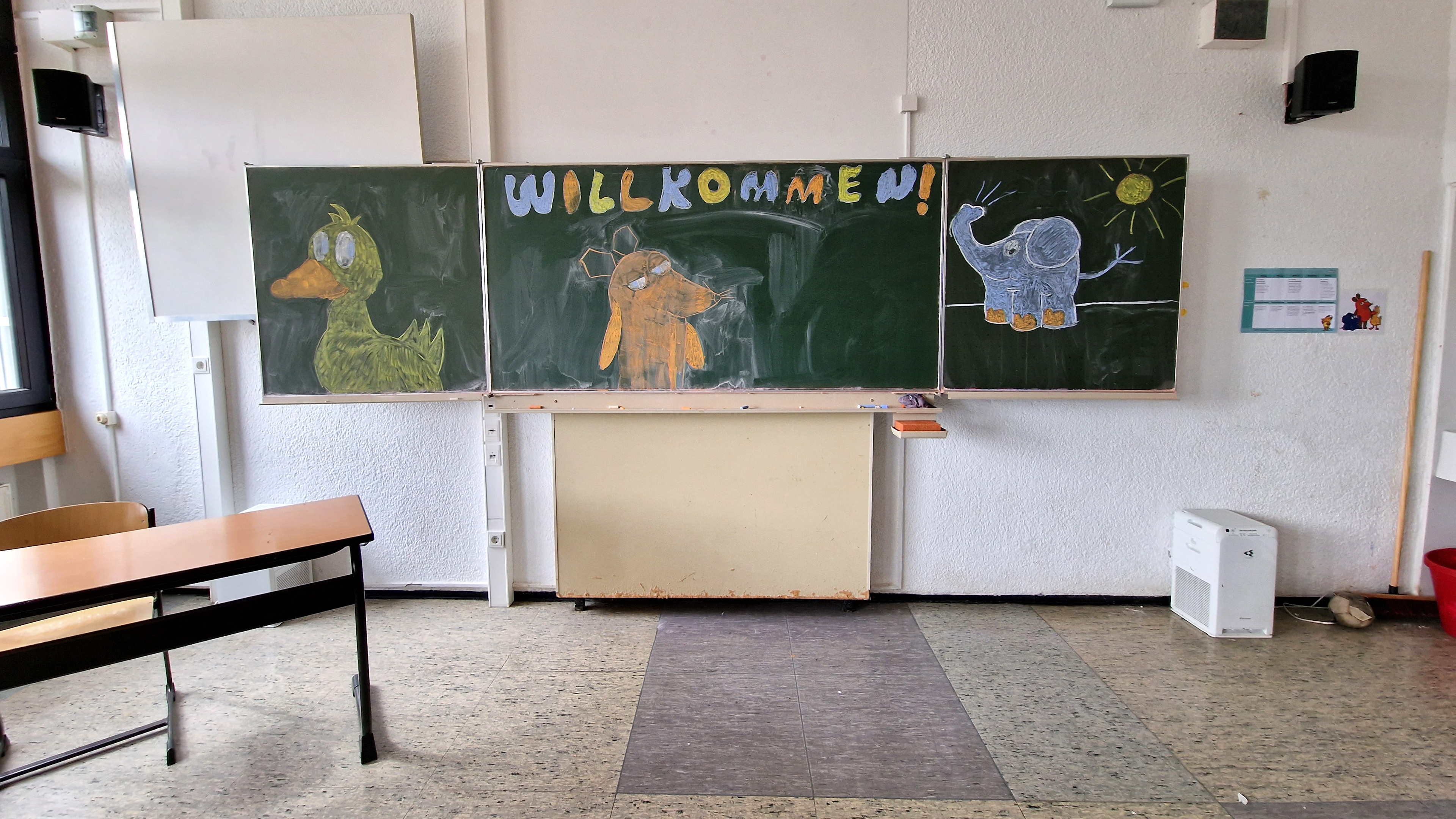 Auf die Tafel in ihrem Klassenzimmer haben die Siegener Kinder Maus, Ente und Elefant gemalt