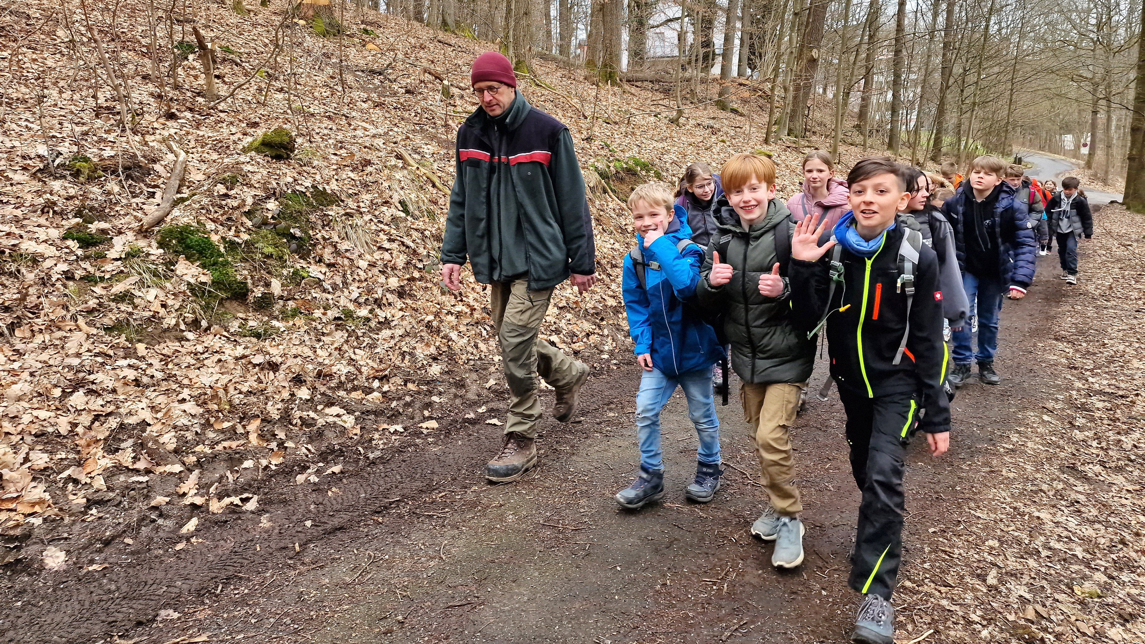 Die MausKlasse auf dem Weg in den Erlebniswald