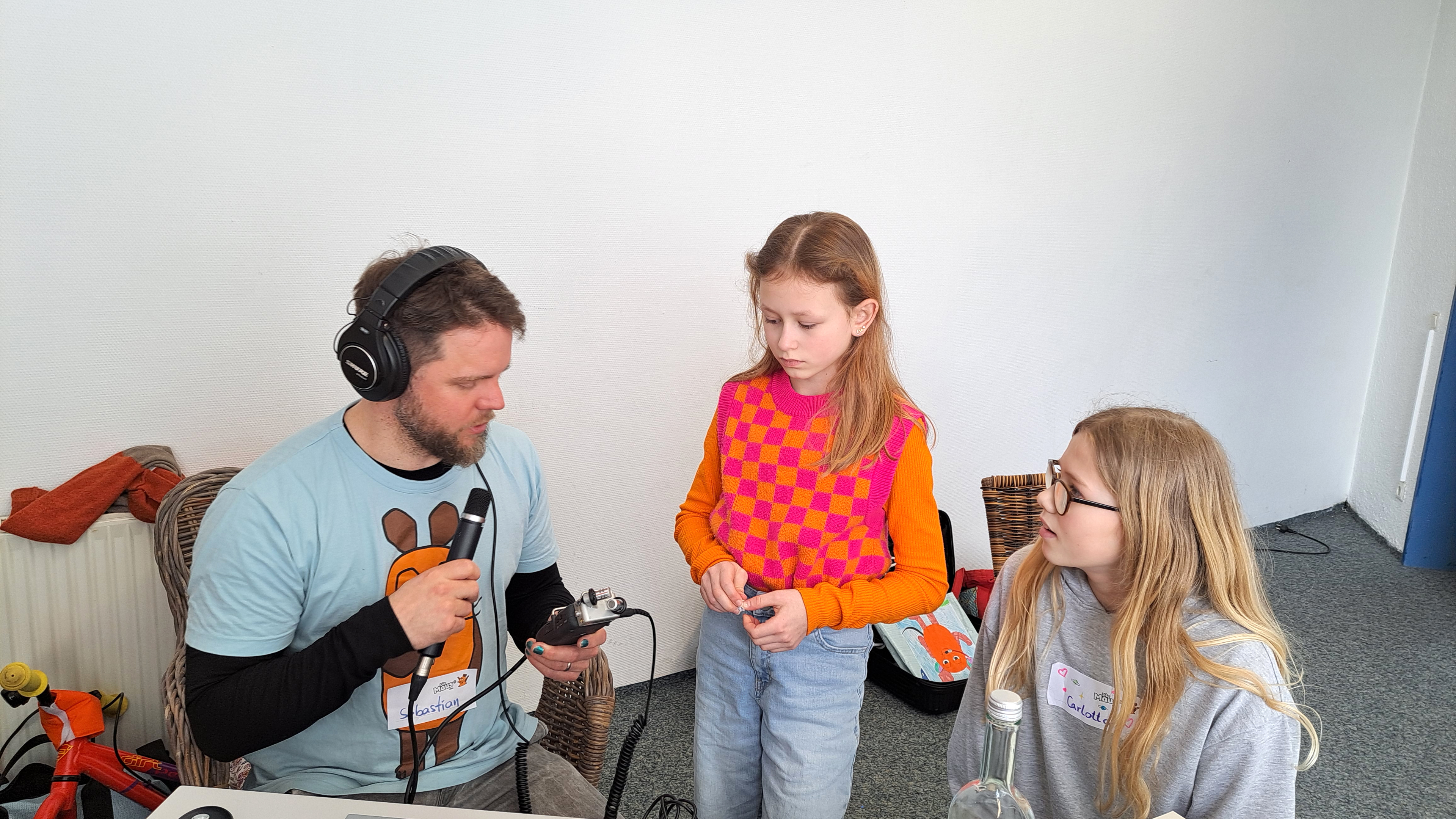 Kinder der MausKlasse mit MausZoom-Reporter Sebastian