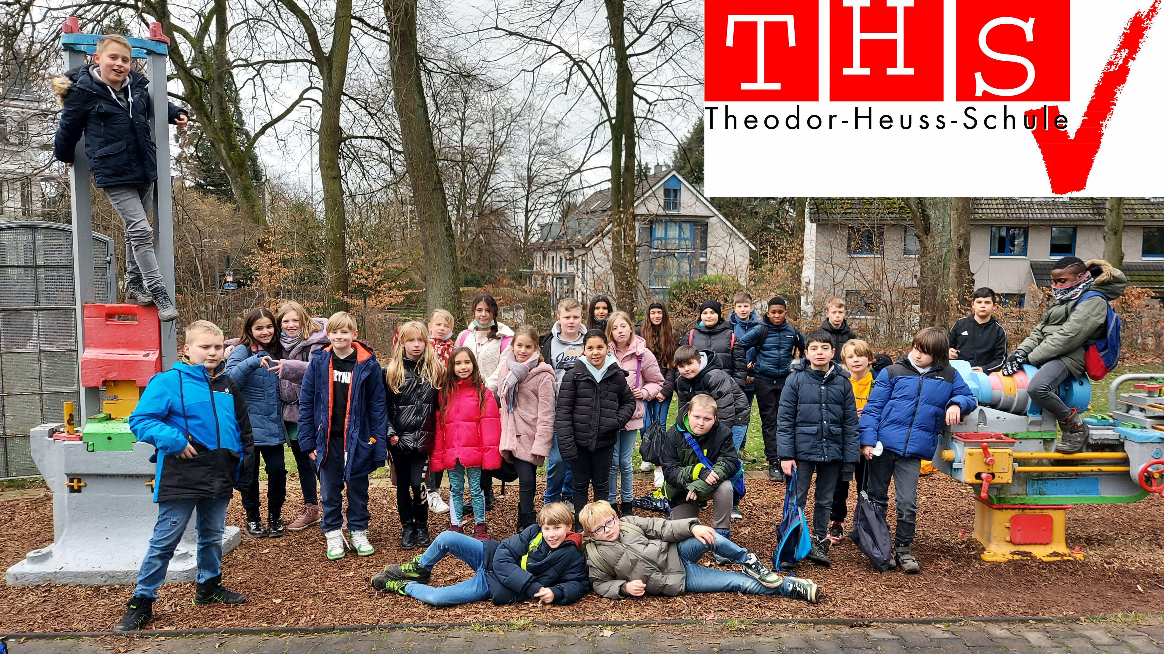Bildrechte: WDR Eine Schulklasse steht auf einem Schulhof